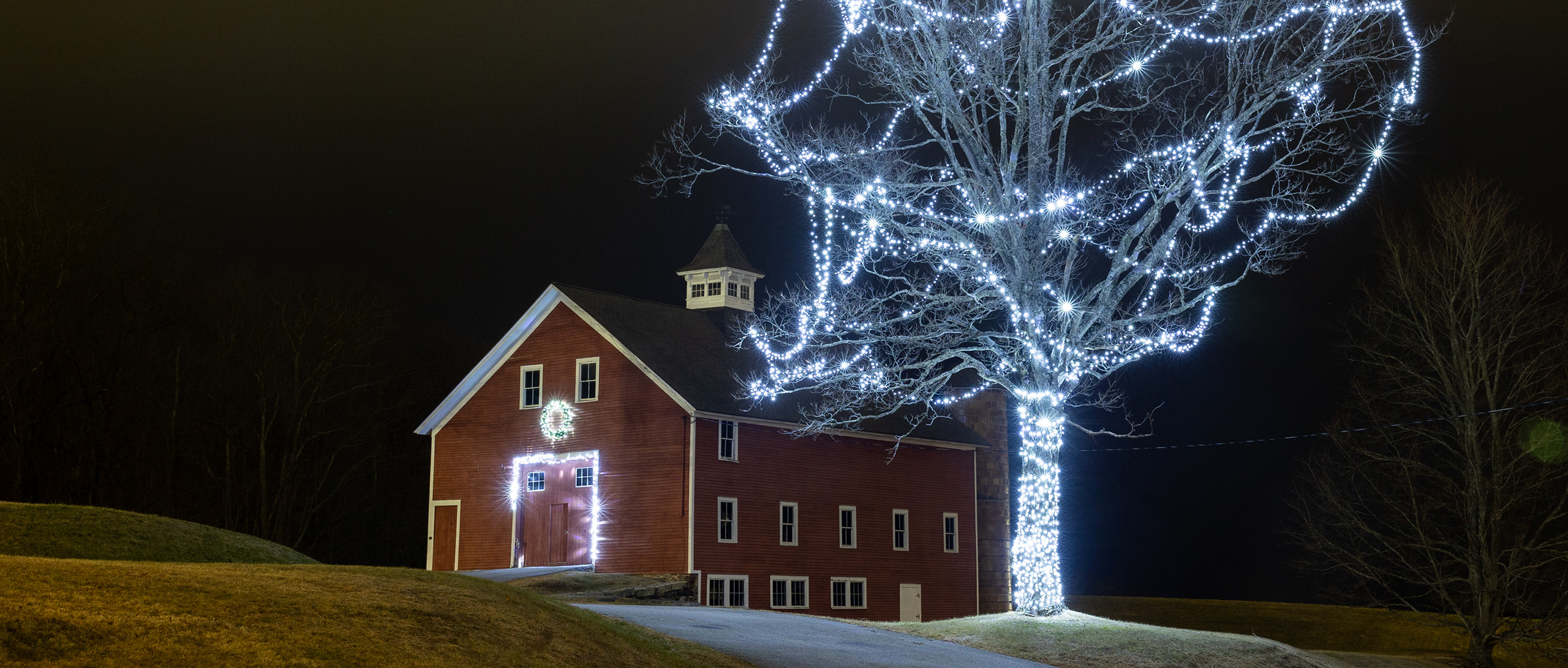 jacobsen barn in holiday lights